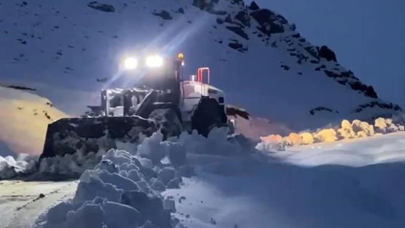 Şırnak'ta kar esareti: Ekipler eksi 20 derecede çalışıyor