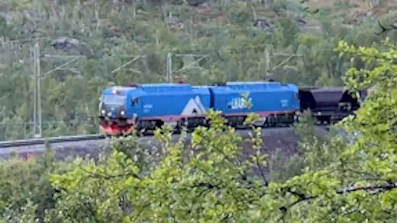 Lapplands wichtigste Bahnstrecke - Mit der Mega-Lok durch die Arktis