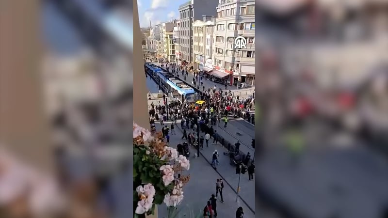 Fatih'te tramvay ile taksi çarpıştı! Seferlerde aksama meydana geldi