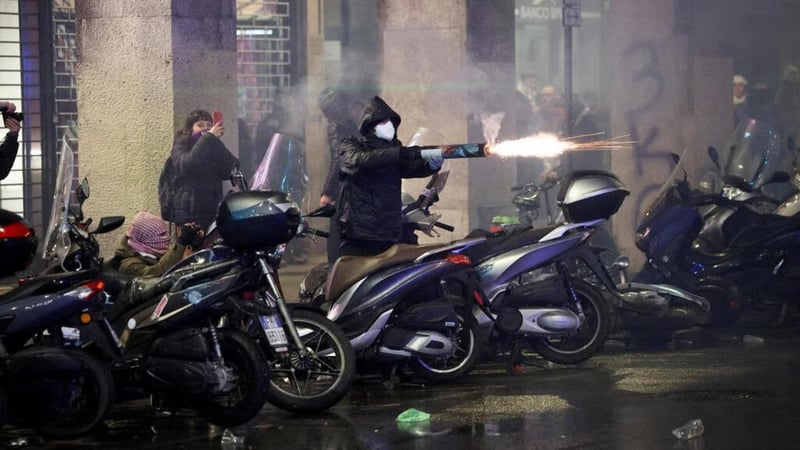 Mortiers, barricades... Des affrontements éclatent à Bologne avant un match d’Euroligue contre le Maccabi Tel-Aviv