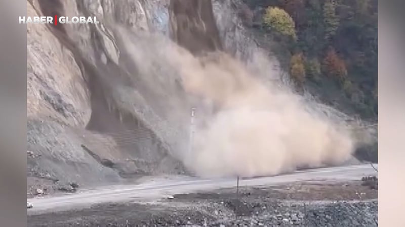 Düzce’de, otomobillerin son anda kurtulduğu heyelan anı kamerada