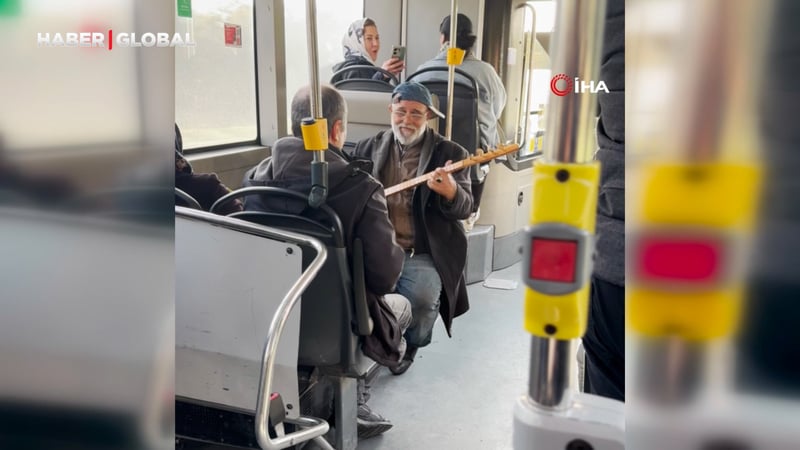 İETT otobüsünde bir anda sazını çıkarıp türkü söyleyen vatandaş yolcuları şaşırttı