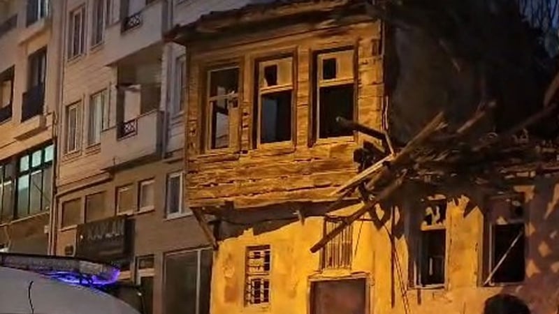 Çanakkale’de sağanak yağış etkili oldu: Boş bina kısmen çöktü