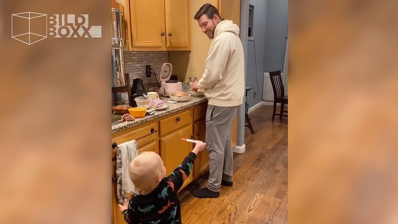 Papa, guck mal! - 2-Jähriger lässt Baby-Bombe platzen