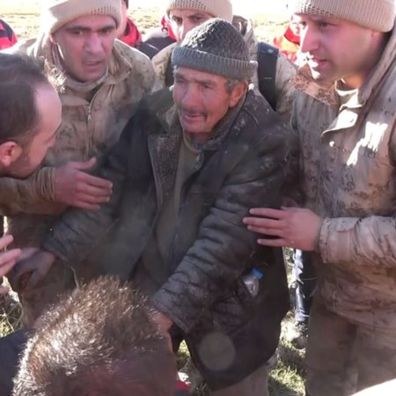 Hava buz kesmişti... Koyunlara sarılarak hayatta kaldı!