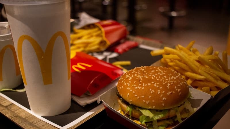 Trop de McDo, Burger King et O'Tacos en France? Un amendement veut imposer une taxe de 50.000 euros aux fast-foods (voire 100.000 s'ils s'installent à moins de 300 mètres d'une école)
