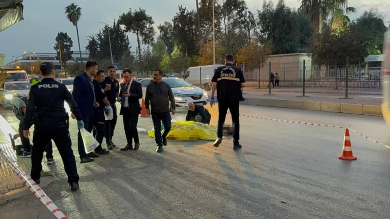 Adana'da yolun karşısına geçerken kamyonun çarptığı yaşlı adam hayatını kaybetti