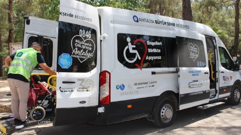 Engelsiz vatandaşların hayatını kolaylaştıran uygulama: Büyükşehir'in bu hizmet aracıyla resmi işlemler aksatılmadan yapılıyor