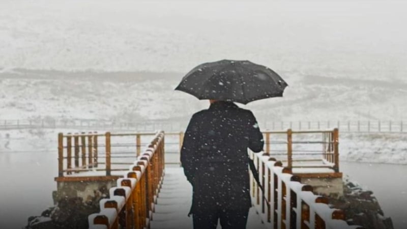 Beklenen yağış başladı! O iller beyaza büründü! Yollar kapandı, çocuklar kar topu oynadı