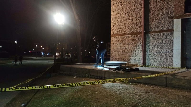 İki grubu birbirine düşüren soru! Kavga çıktı, 1 kişi öldü