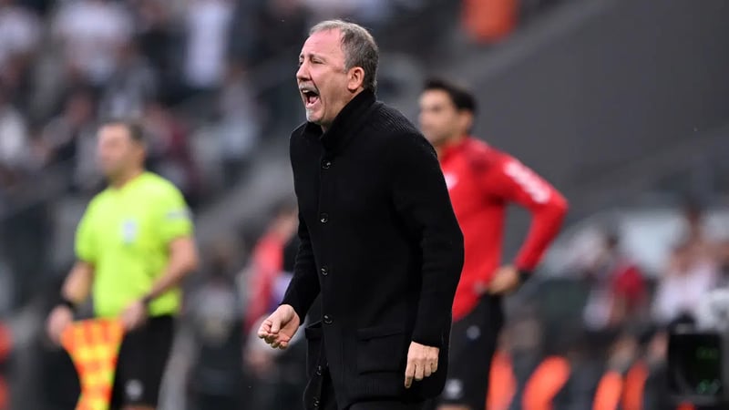 Tüpraş Stadyumu'nda istifa sesleri... Beşiktaş taraftarından Serdal Adalı ve Sergen Yalçın'a tepki!