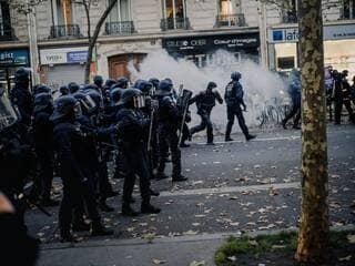 Des policiers cagoulés posent derrière une banderole féministe retournée, une enquête administrative ouverte