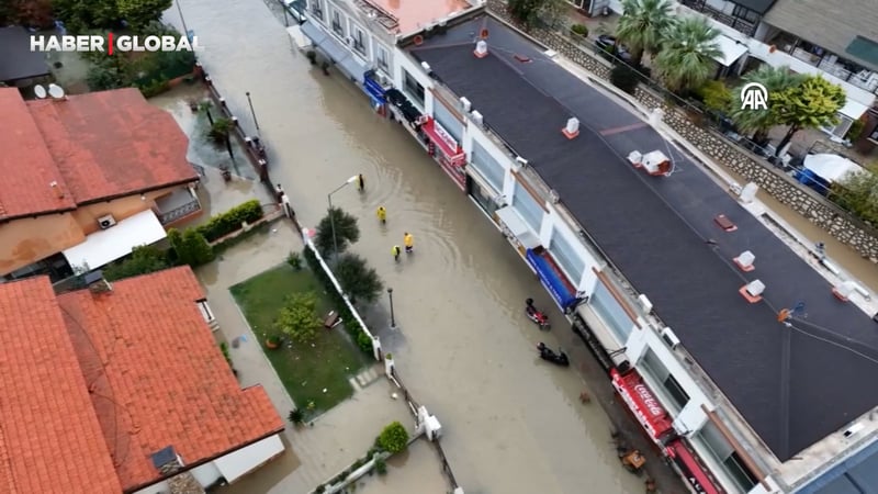 Çeşme'de etkili olan sağanak nedeniyle bazı ev ve iş yerlerini su bastı