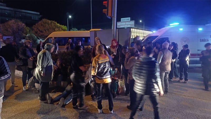 Servis araçları çarpıştı! Çok sayıda yaralı var