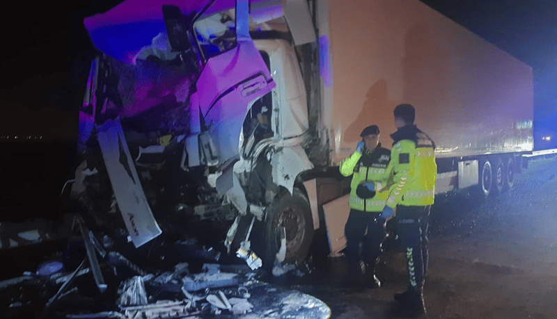 Adana'da tır otobüse çarptı: Çok sayıda yaralı var