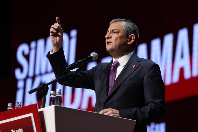 Özgür Özel, geçerli oyların tamamını alarak yeniden CHP Genel Başkanı seçildi