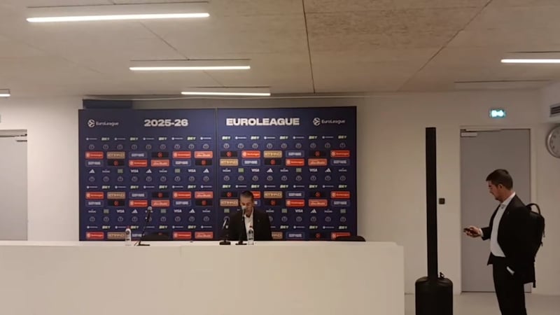 Kuriose Szene in Paris - Ist das die kürzeste PK aller Zeiten?