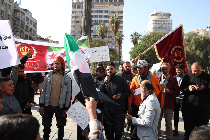 Suriye'de yüzlerce kişi terör örgütü PKK karşıtı gösteride bir araya geldi