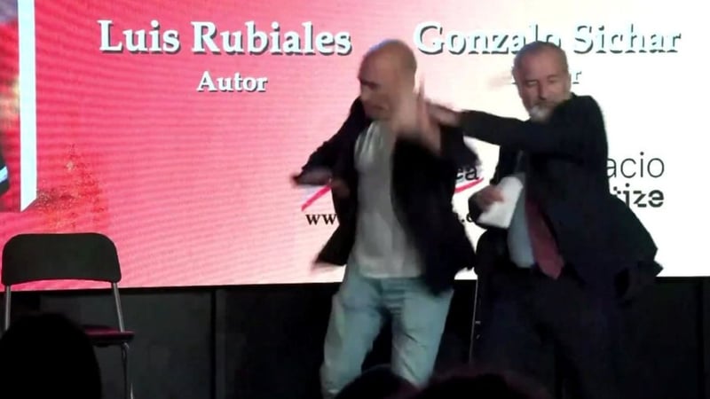 Kadın futbolcuyu rızası olmadan öpen Rubiales'e yumurtalı saldırı