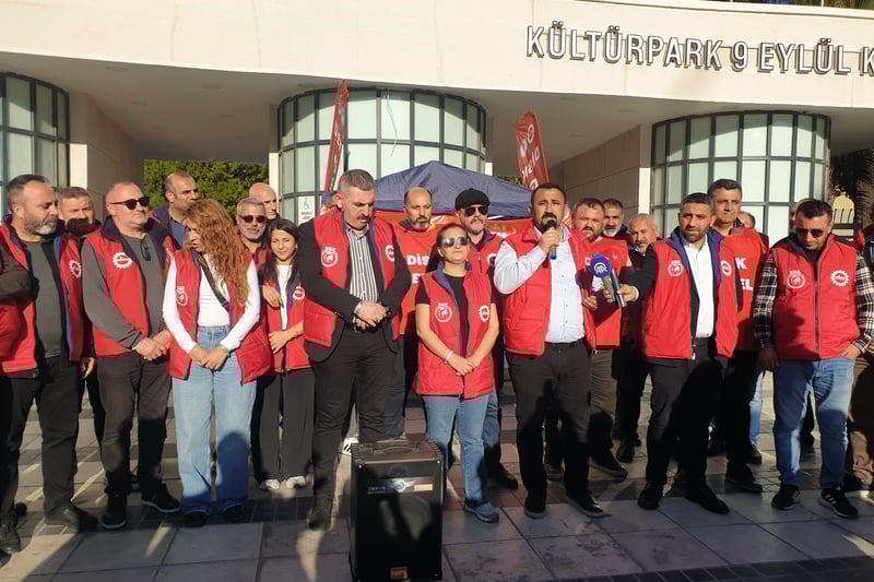 İzmir’de Genel-İş’in oturma eylemi 4. gününde son buldu: EMEP ve KESK ziyaret etti