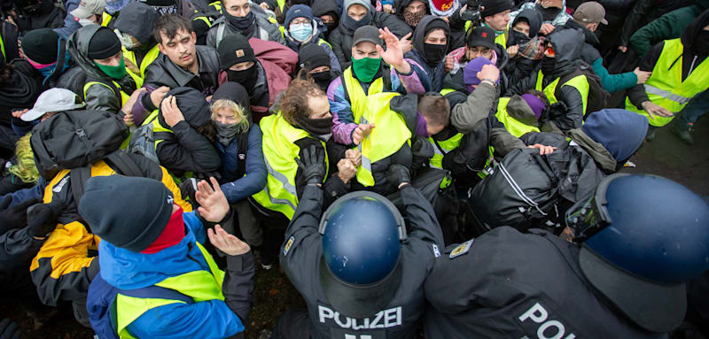 Polizei zählt 25.000 Demo-Teilnehmer – AfD-Politiker angegriffen – „Blaue und rote Flecken“