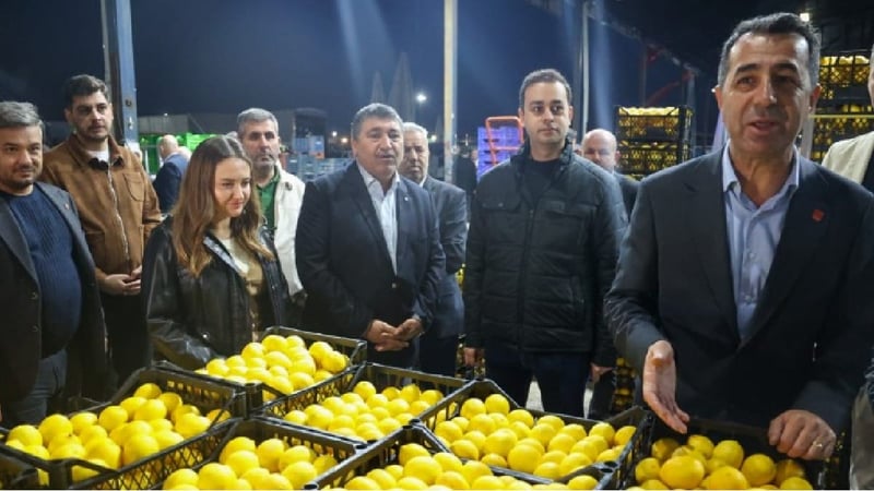 Başkan Vekili Büşra Özdemir’den hal esnafına ziyaret