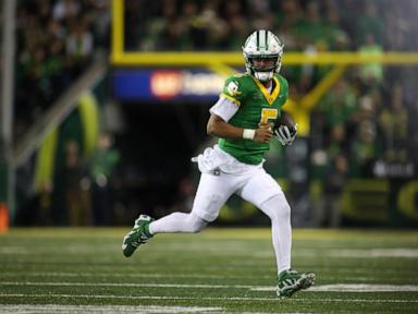 Dante Moore throws for 2 touchdowns and No. 7 Oregon routs Minnesota 42-13