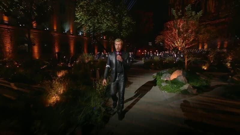 13-Novembre: Jesse Hughes, chanteur du groupe Eagles of Death Metal, chante "You'll Never Walk Alone"