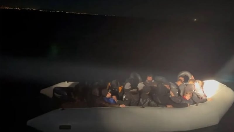 Dikili ve Foça açıklarında 75 düzensiz göçmen kurtarıldı