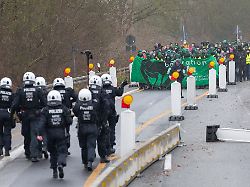 Protest verzögert AfD-Treffen: "Massive" Blockaden um Gießen, Demonstranten seilen sich über Bundesstraße ab