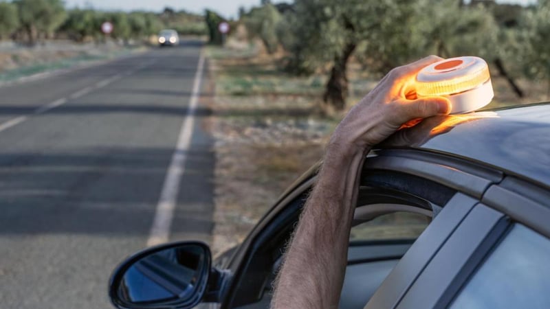 La DGT defiende que la baliza V-16 es segura, pero hay voces que denuncian su peligrosidad: “En algunas circunstancias no se ve a tiempo”