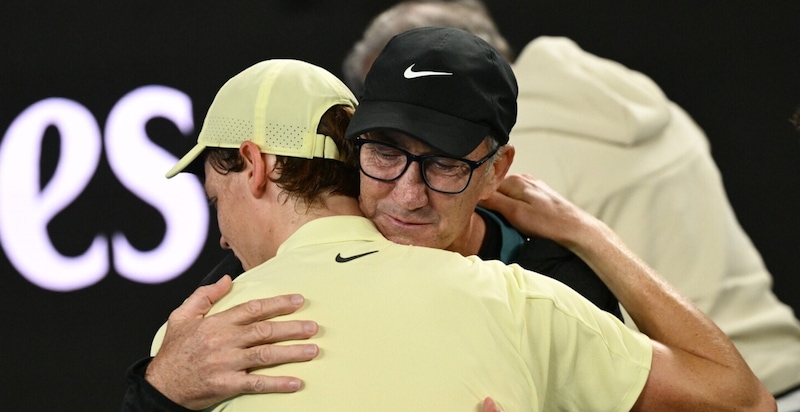 <p>&quot;&Egrave; la forma pi&ugrave; bassa&quot;, Cahill criptico: il post &egrave; una stoccata a Djokovic?</p>