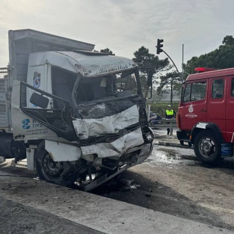 Arnavutköy'de 2 kamyon kafa kafaya çarpıştı