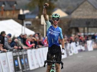 Cyclo-cross. Coupe de France : comme à la maison, Aubin Sparfel porte haut l’étendard familial à Quelneuc