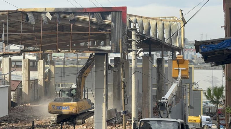 7 kişiye mezar olmuştu; Kocaeli'deki parfüm deposu yıkılıyor