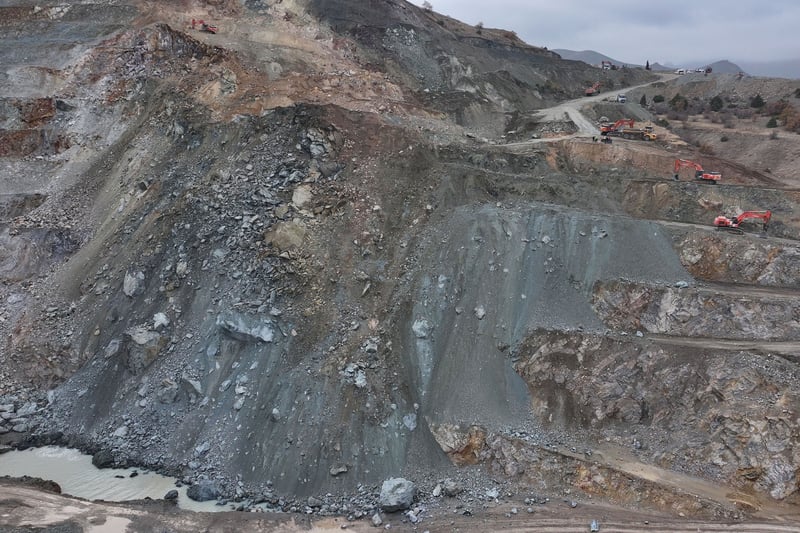 Maden ocağında göçük altında kalan şantiye müdürü hâlâ bulunamadı