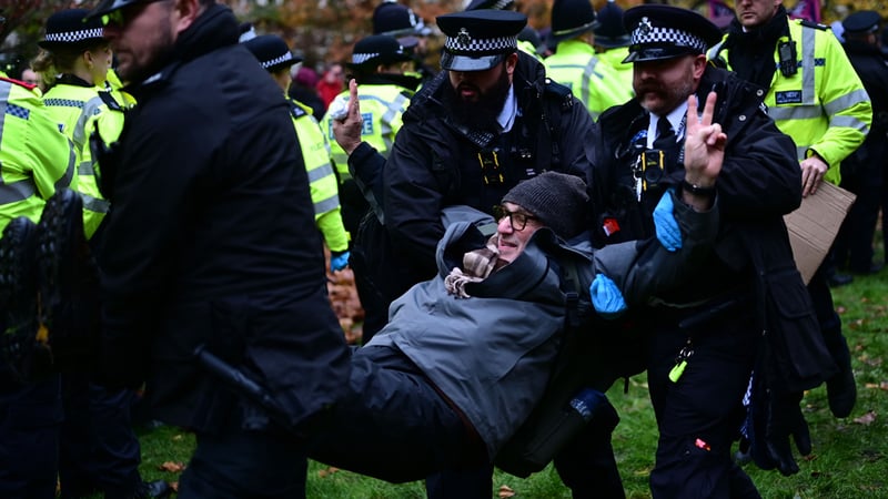 Londra'da Palestine Action grubuna destek eyleminde en az 90 kişi gözaltına alında