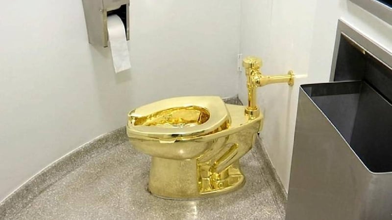 Fiyatına inanamayacaksınız! Bantlı muzu bile katladı: Altın klozet resmen bir servet kazandırdı