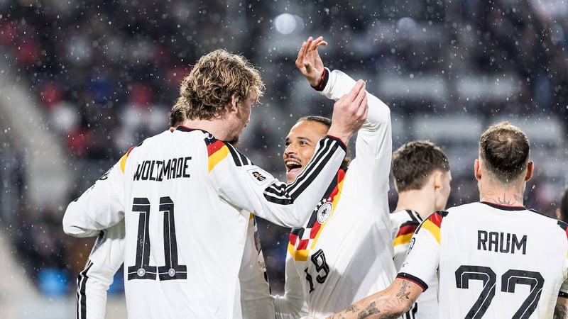 Mit einer Geste macht Sané klar, dass er Nagelsmanns Botschaft verstanden hat