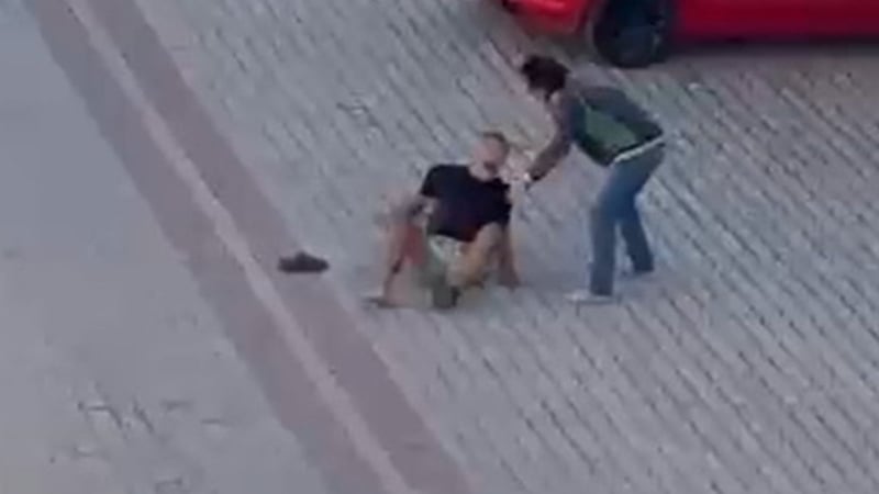 Annesinin sevgilisini 22 kez bıçakladı: Dehşet anı kamerada!