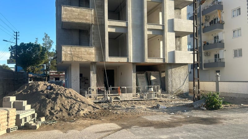 Adana'da 4'üncü kattan düşen inşaat işçisi öldü