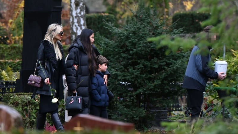 Beerdigung von Musik-Mogul Jack White - Rafaella und Sohn Max sagen leise Tschüs