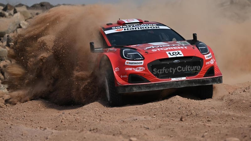 Sesks lidera el rally de Arabia Saudí tras la tercera jornada y Ogier acaricia la novena corona