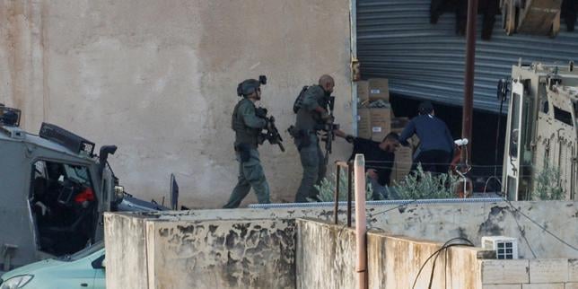 VIDEO Cisjordanie : les images des soldats israéliens filmés en train de tirer sur deux Palestiniens semblant se rendre