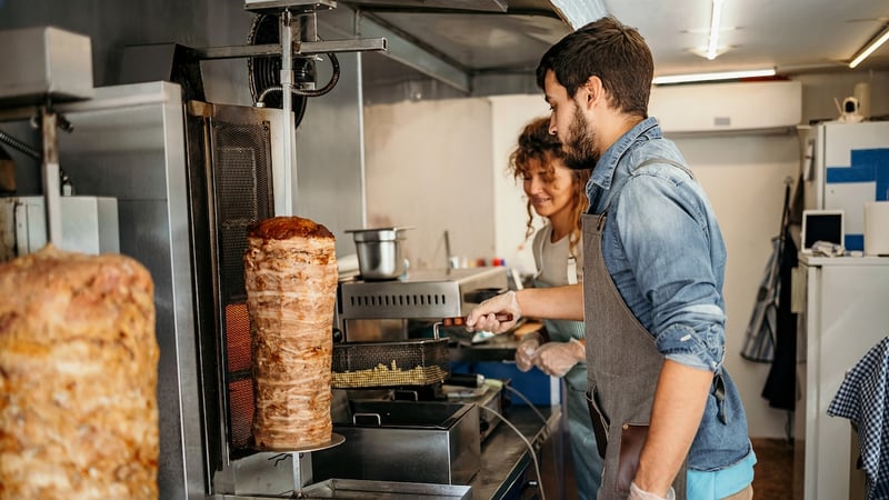 "Beliebter" Dönerverkäufer soll aus bayerischer Stadt abgeschoben werden - sein Chef ist entsetzt