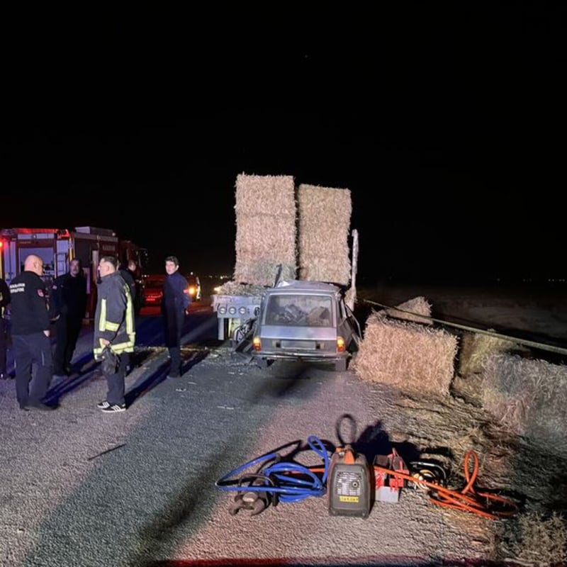 Park halindeki TIR'a arkadan çarptı: 2 ölü