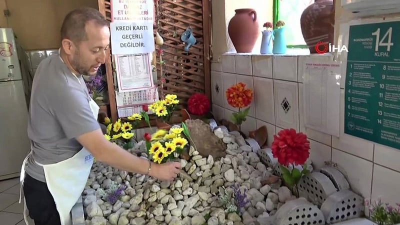 Hem pide yiyorlar, hem dua ediyorlar! Dükkanın içindeki yatır şaşkın çevirdi