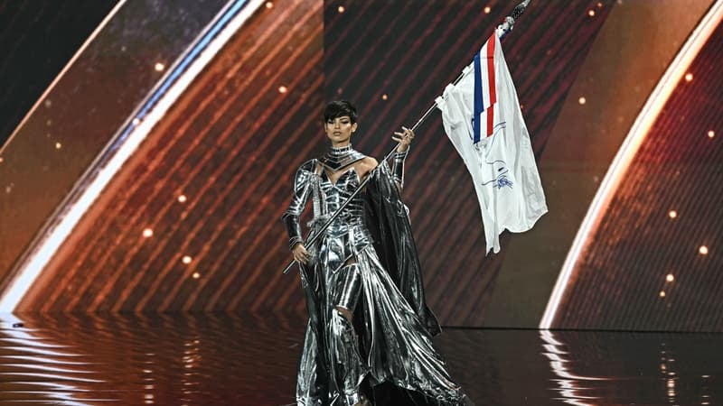 Miss Univers 2025: Ève Gilles défile dans une rutilante tenue de Jeanne d'Arc, son costume national