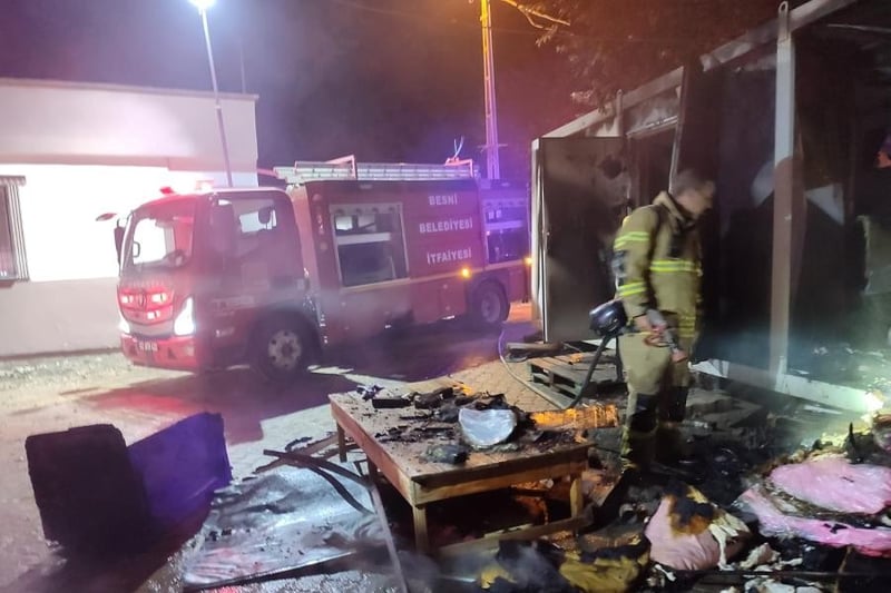 Adıyaman’da sahnede şov, konteynerde ölüm: Konteynerde yaşayan kadın yangında öldü