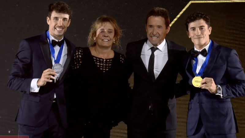 Los Márquez, acaparadores de la gala MotoGP Awards en la noche que Marc pide a su familia que comparta la gloria con él y reclama respeto a los pilotos